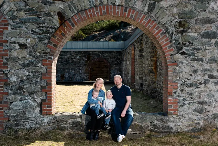 Naturlig familiebilde på Haugalandet