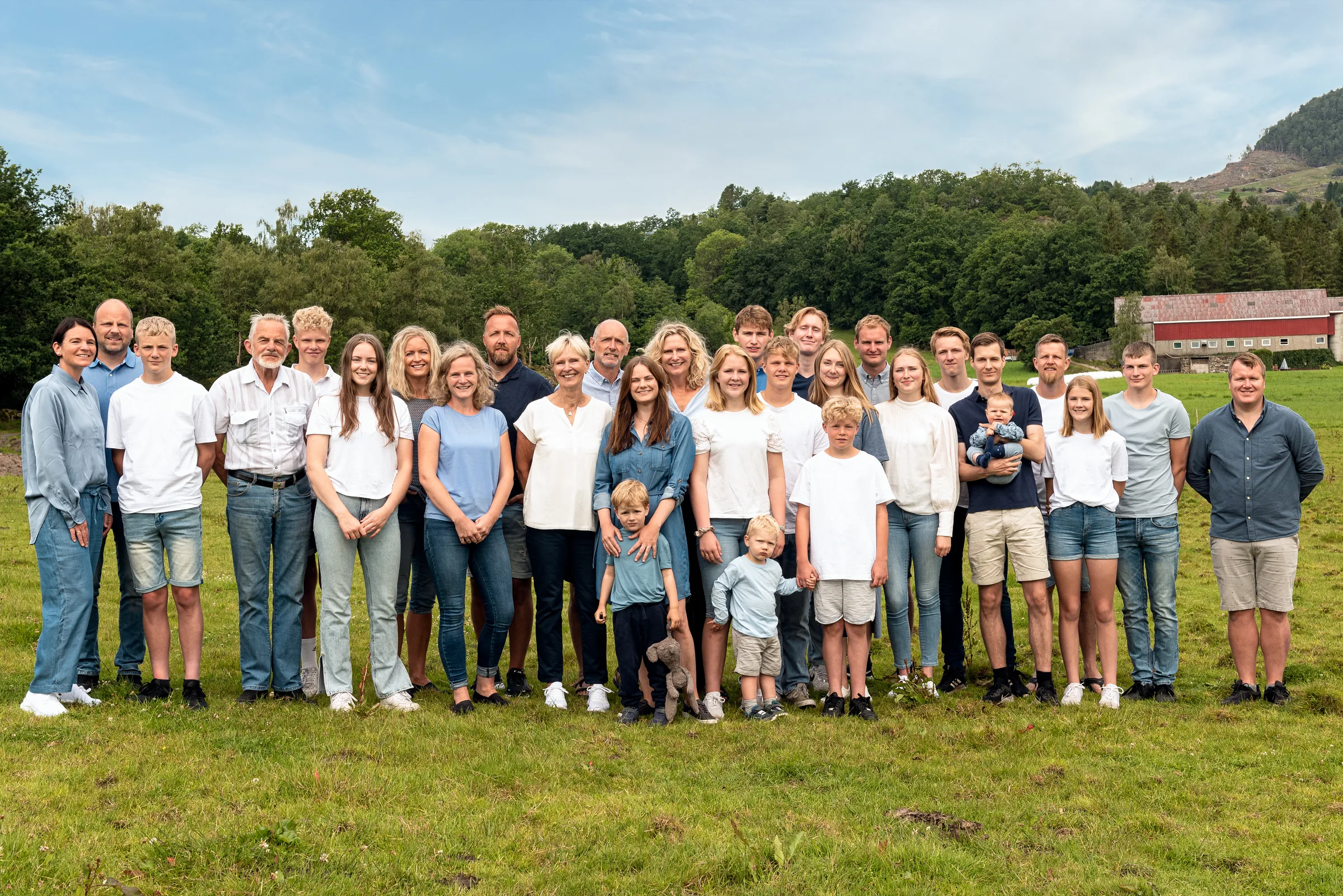 Familiefoto med naturlig uttrykk