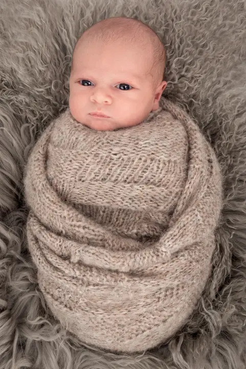 Rolig nyfødtfoto fra studio